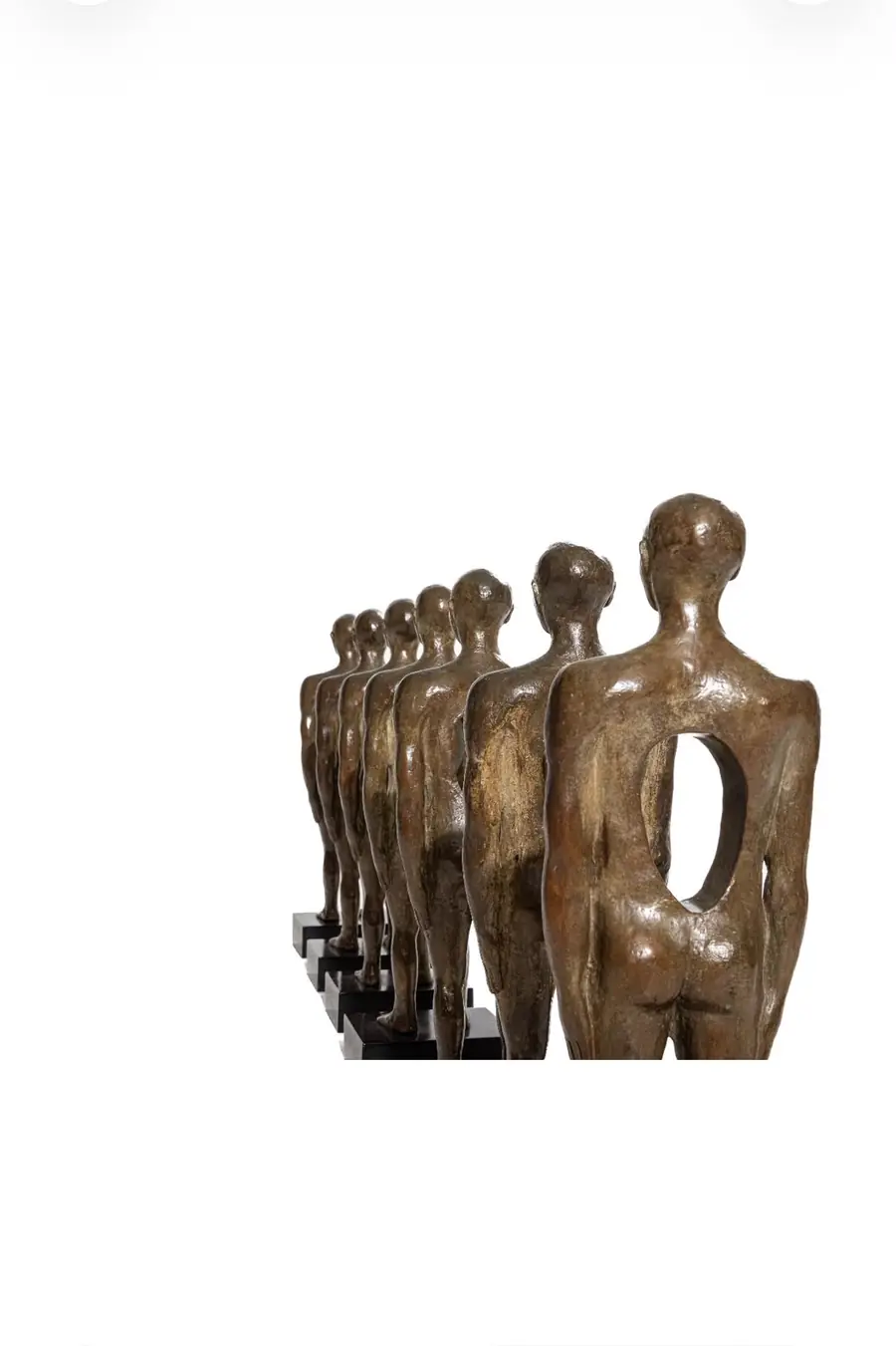 Conjunto de siete figuras escultóricas de Alexandra Saldarriaga, vista posterior sobre fondo blanco.