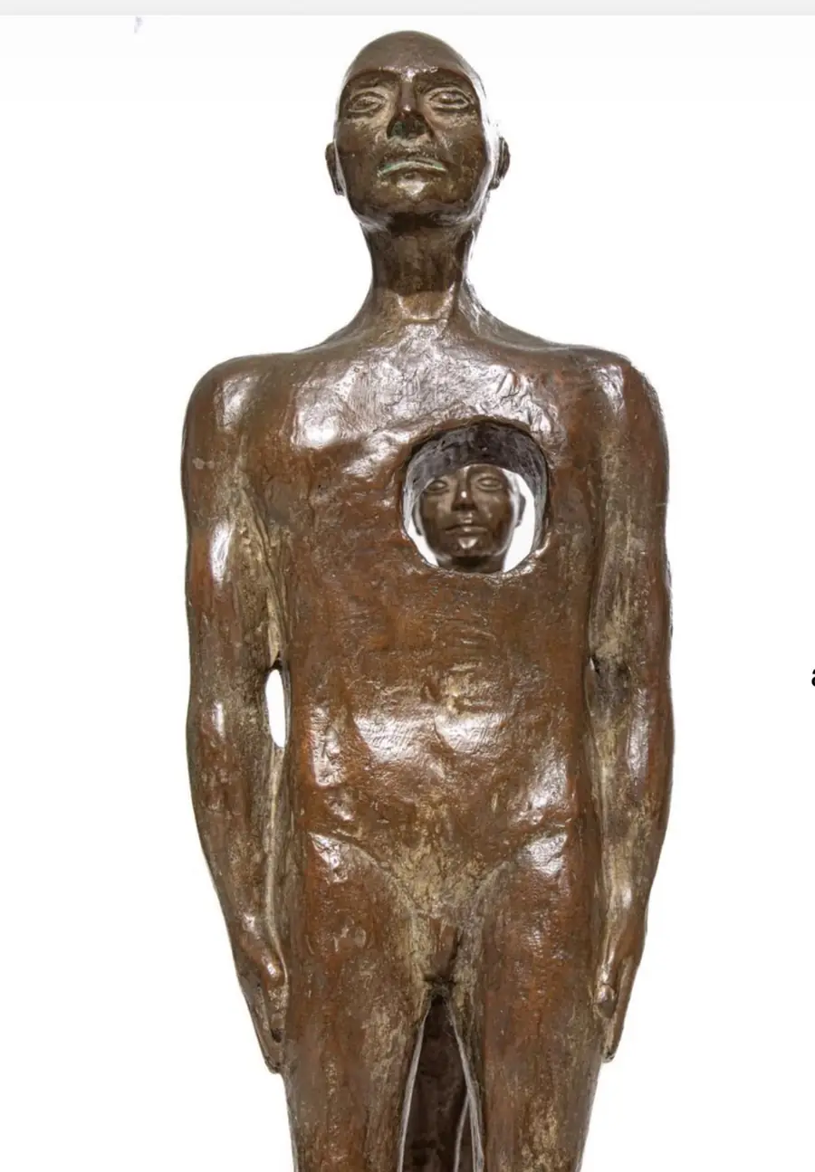 Figura escultórica de Alexandra Saldarriaga vista de frente, con abertura en el torso.