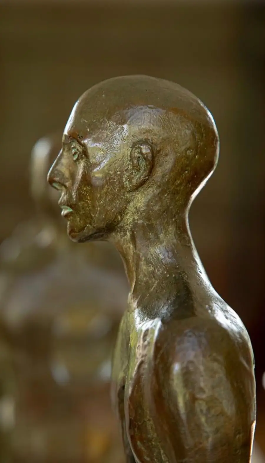 Perfil de una figura escultórica de Alexandra Saldarriaga.